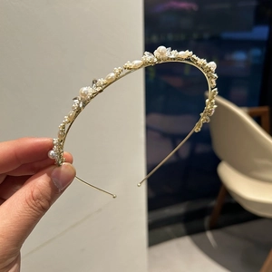 Serre-tête élégant en métal doré avec perles et strass pour mariages ou coiffures de fête