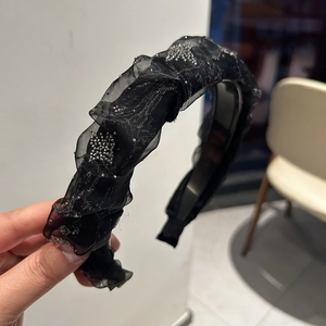Serre-tête élégant en tulle noir avec paillettes étoiles argentées et texture plissée