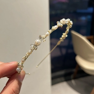 Serre-tête élégant en métal doré avec perles d'imitation et cristaux au motif floral