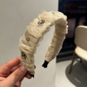 Serre-tête plissé en tulle champagne avec cristaux de luxe pour un effet volumisant
