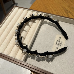 Vista dettagliata del cerchietto con cristalli, denti antiscivolo e decorazione di perle