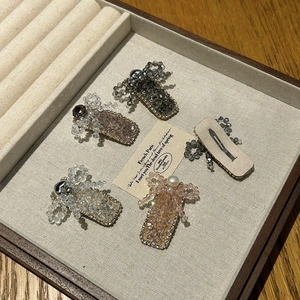 Fünfteiliges Set eleganter Haarspangen mit Perlen und Schleifen in einer Holzbox