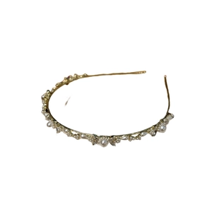 Serre-tête floral élégant avec perles artificielles et strass sur base dorée