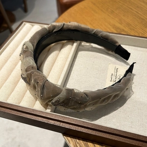 Détail du serre-tête en résille plissée champagne avec strass et dents antidérapantes