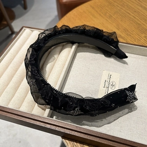 Vue détaillée d'un serre-tête en résille noire avec strass et dents antidérapantes