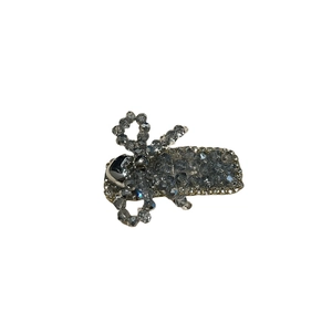 Eleganter Haarclip mit grauen Kristallperlen und metallischem Herz-Detail