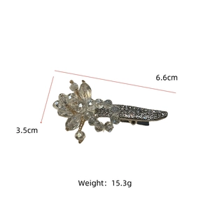 Détail de la pince à cheveux fleur en cristal avec dimensions 6,6 cm par 3,5 cm et métal