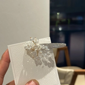 Pince à cheveux fleur en cristal avec métal argenté et strass sur carte blanche