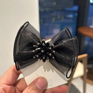 Barrette élégante en organza noir multicouche avec ornement tournesol en cristal