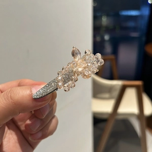Détail d'une pince à cheveux de luxe avec cristaux champagne et strass sur base argent