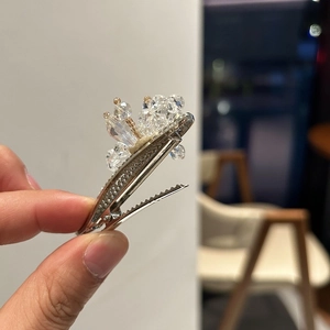 Détail d'une pince à cheveux fleur en cristal de luxe avec strass et attache en métal