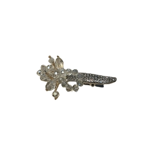 Barrette à cheveux élégante fleur en cristal avec strass argentés sur fond blanc