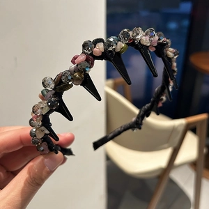 Cerchietto artigianale con pietre di cristallo colorate e base nera in stile punk rock