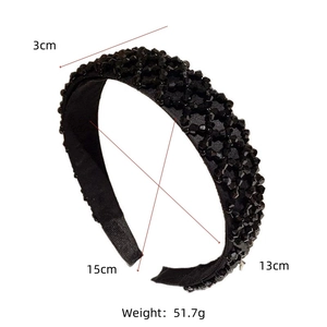 Détail d'un serre-tête noir avec des perles facettées brillantes et largeur de 3cm