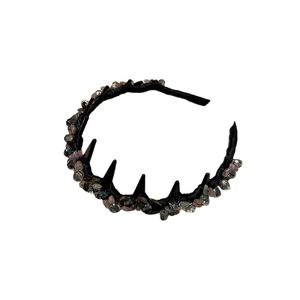 Cerchietto punk gotico nero con punte in metallo e cristalli multicolore per donna