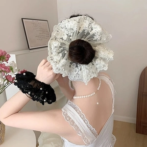 Chouchou en dentelle avec perles blanches sur modèle pour une coiffure élégante