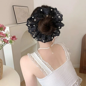 Chouchou élégant en dentelle noire avec perles blanches pour coiffure de femme