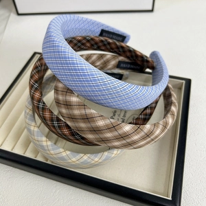 Détail de serre-tête en tissu écossais avec étiquette fait main et rembourrage