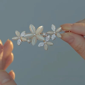 Eleganter Katzenauge Blumen Haarclip mit Perlen und Strass auf goldener Metallbasis