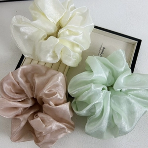 Ensemble de trois grands chouchous en organza de couleurs crème, vert menthe et vieux rose