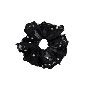 Chouchou élégant en dentelle noire avec accents de perles blanches et broderies
