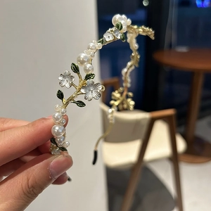 Serre-tête floral avec perles, fleurs blanches et feuilles en émail sur monture dorée