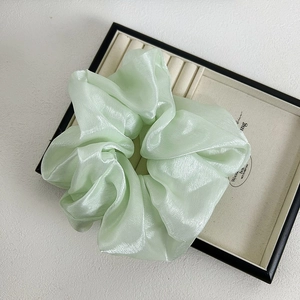 Chouchou géant en organza vert clair de style français avec texture douce et brillante