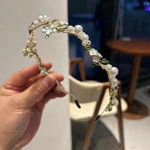 Serre-tête floral exquis avec perles blanches et cadre doré au style forêt élégante