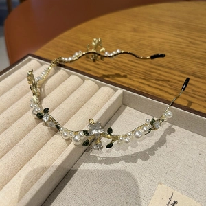Serre-tête floral doré élégant avec perles blanches et feuilles en émail vert