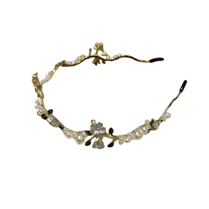 Serre-tête doré élégant avec fleurs blanches, perles et feuilles vertes sur fond blanc
