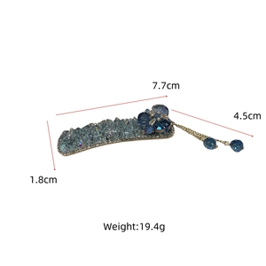 Détail d'une barrette fleur en cristal bleu avec pampilles pendantes et strass brillants