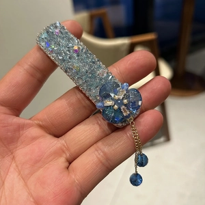 Barrette rectangulaire élégante avec cristaux bleus, tournesol et pompons dorés