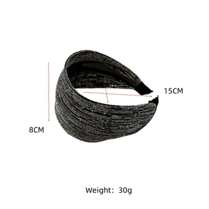 Vue détaillée du serre-tête large de 8 cm avec texture métallique noire et argentée brillante