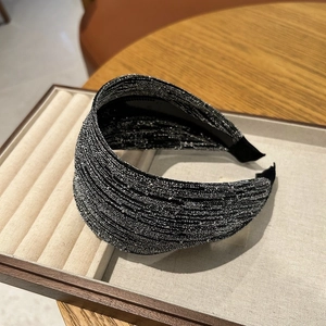 Serre-tête large argenté scintillant avec texture diamant tissée sur plateau chic