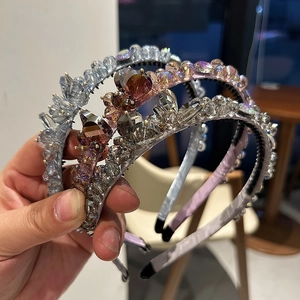 Détails des perles de cristal cousues main et des dents antidérapantes sur le serre-tête