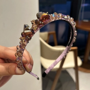 Détail du serre-tête en satin violet avec des embellissements en cristaux étincelants