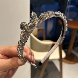 Serre-tête élégant à perles de cristal gris avec doublure en tissu antidérapant
