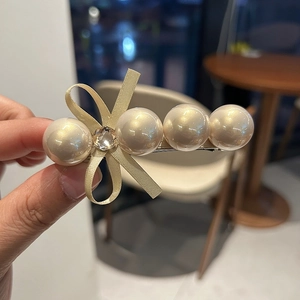 Barrette à cheveux élégante avec perles blanches et nœud en ruban orné de strass