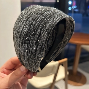 Détail d'un serre-tête large avec fil argenté brillant et petites perles blanches