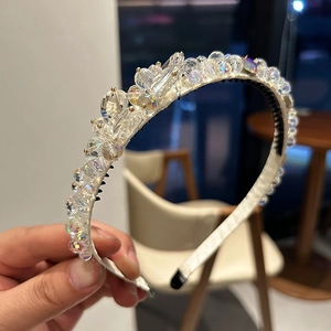 Gros plan sur un serre-tête en cristal iridescent avec dents antidérapantes et éclats