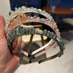 Détail de serre-têtes en cristal avec dents antidérapantes en champagne et bleu