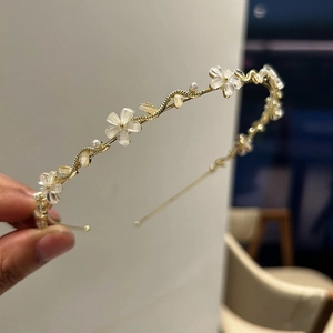 Serre-tête floral doré élégant avec pierres d'oeil de chat blanches et perles pour femme