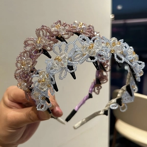 Vue détaillée des motifs de fleurs en cristal sur le serre-tête double couche antidérapant