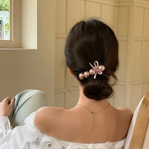 Barrette à perles et nœud rose élégante pour coiffure raffinée à l'arrière de la tête