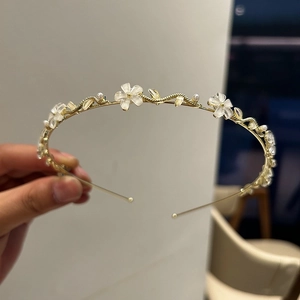 Serre-tête fleur doré élégant avec strass et perles blanches pour coiffure femme