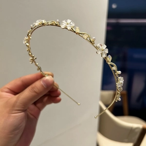 Serre-tête en alliage doré avec fleurs blanches et petites perles au design féminin