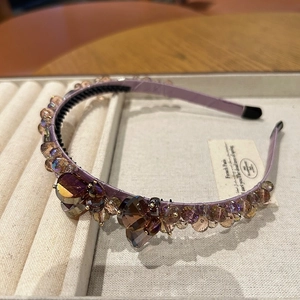 Vue détaillée du serre-tête en satin lavande avec cristaux ambre et perles brillantes