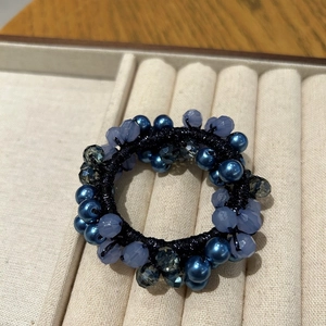 Elegante elastico per capelli con perline di cristallo blu e viola su corda nera
