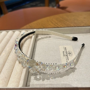 Vue détaillée du serre-tête orné de perles de cristal sur un plateau en velours chic