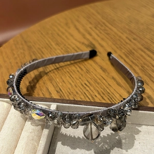 Détail de perles de cristal gris et pierre AB sur serre-tête artisanal en satin gris